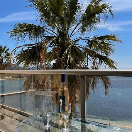 Superbe T2 En Front De Mer + Stationnement Ss Sol * Tolone